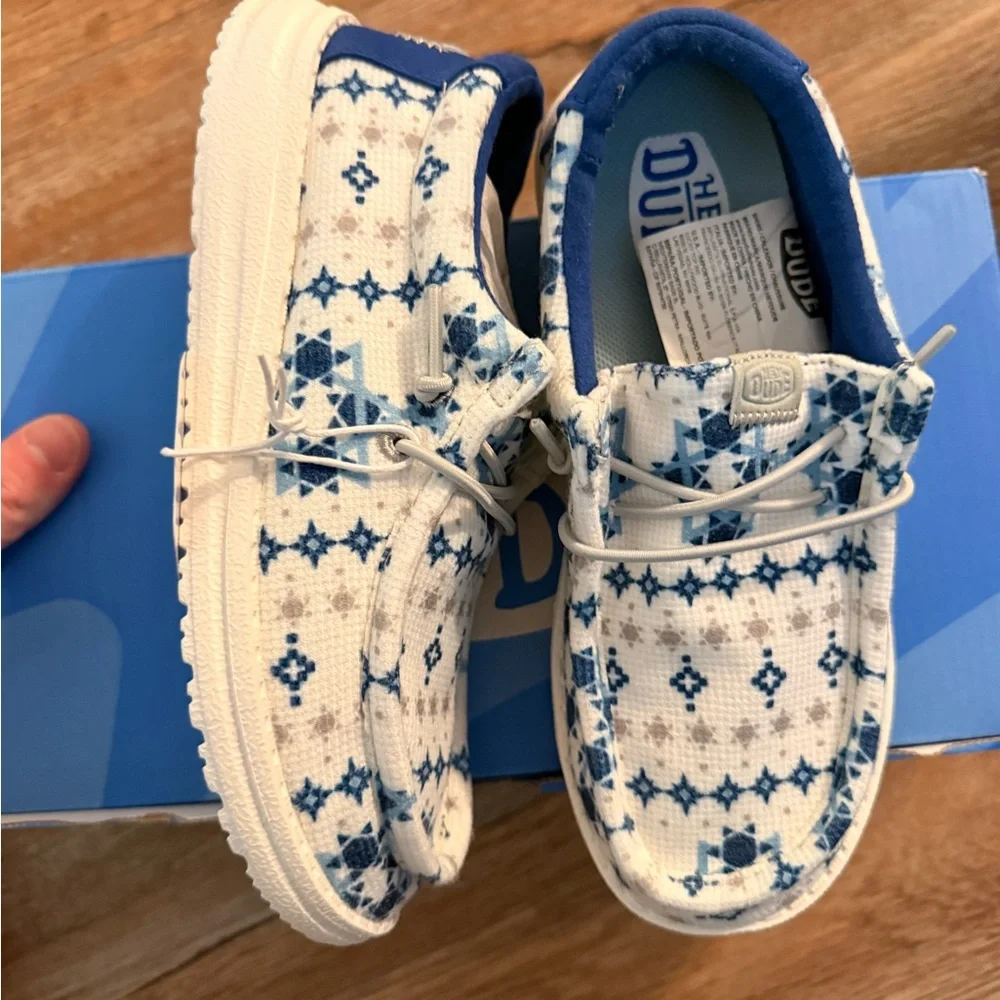 Hey Dude Kids Blue Patterned Shoes size 1 - Picture 2 of 2